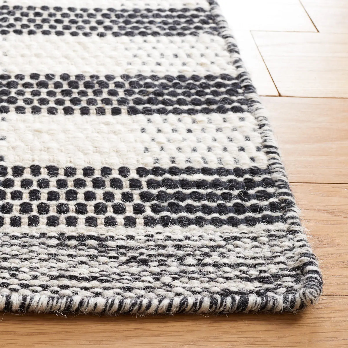 Safavieh Striped Kilim 4'-0" x 6'-0" Rug in Black / Ivory