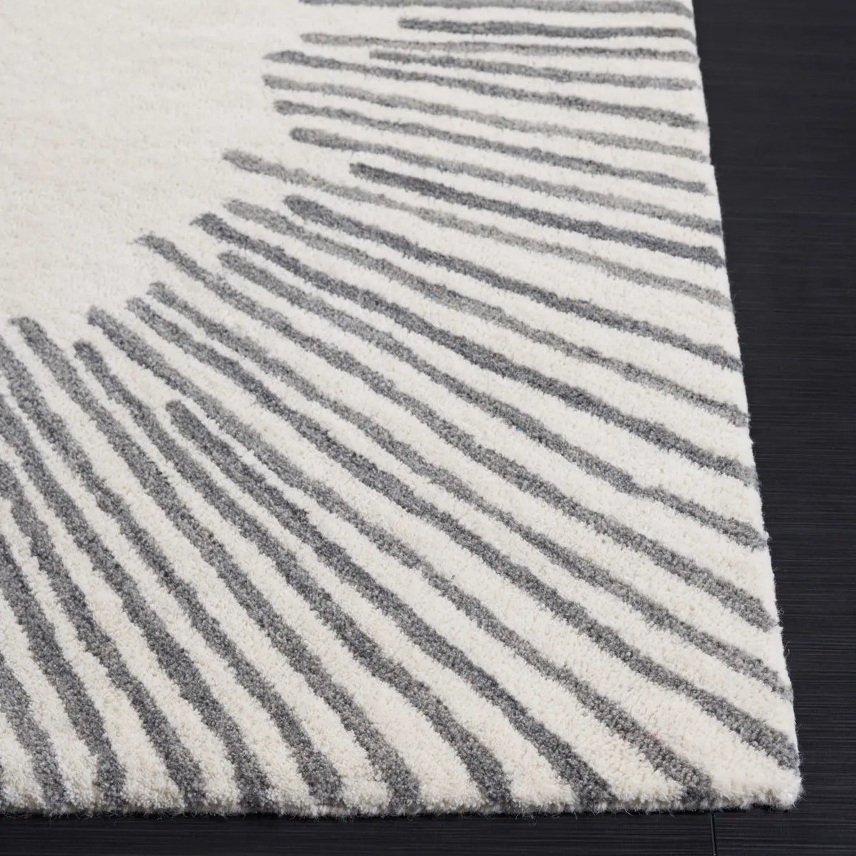 Safavieh Fifth Avenue 4'-0" x 6'-0" Rug in Ivory / Grey