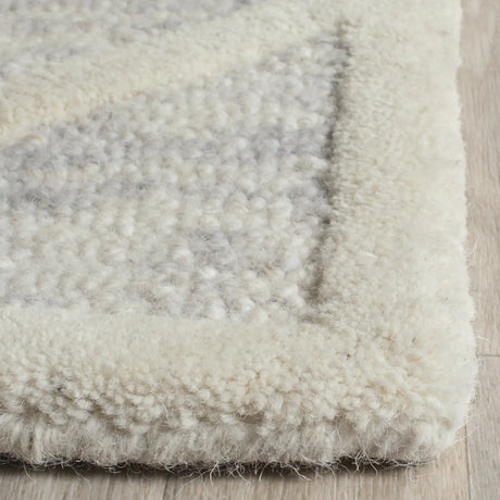 Safavieh Cambridge 4'-0" x 6'-0" Rug in Light Grey / Ivory