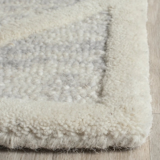 Safavieh Cambridge 4'-0" x 6'-0" Rug in Light Grey / Ivory