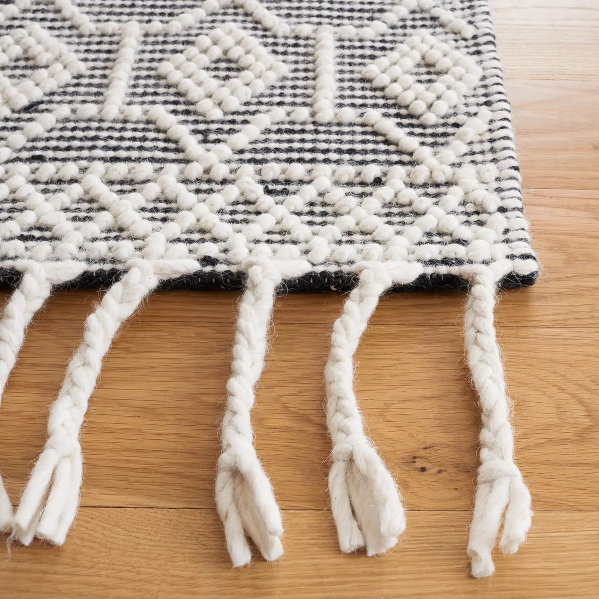 Safavieh Natura 4'-0" x 6'-0" Rug in Ivory / Black