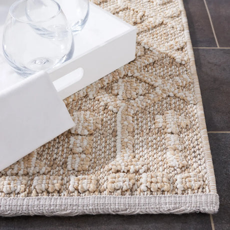 Safavieh Global 4'-0" x 6'-0" Rug in Beige / Ivory