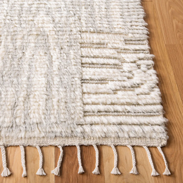 Safavieh Manhattan 4'-0" x 6'-0" Rug in Ivory / Grey