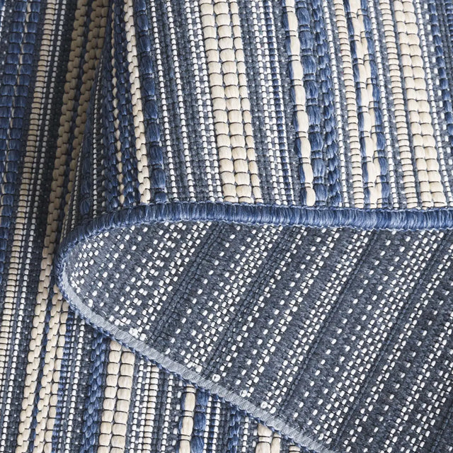 Safavieh Escape 700 5'-3" x 7'-6" Rug in Blue / Beige