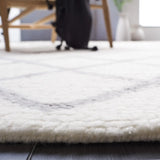 Safavieh Vermont 4'-0" x 6'-0" Rug in Ivory / Grey