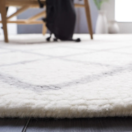 Safavieh Vermont 4'-0" x 6'-0" Rug in Ivory / Grey