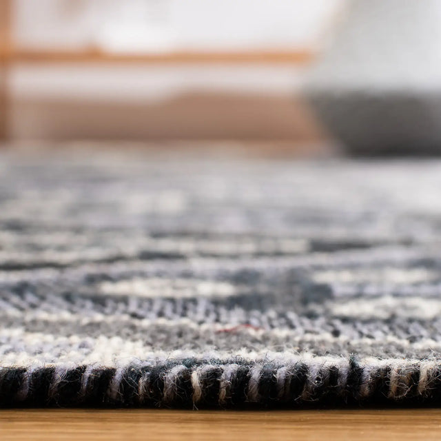 Safavieh Kilim 4'-0" x 6'-0" Rug in Black / Grey