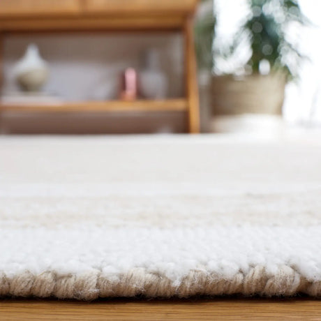 Safavieh Capri 4'-0" x 6'-0" Rug in Ivory / Beige