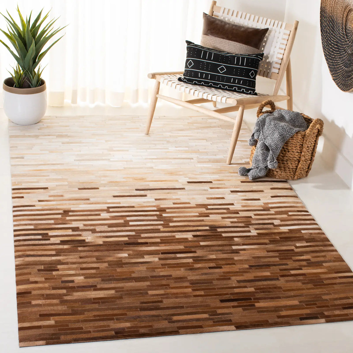 Safavieh Studio Leather 4'-0" x 6'-0" Rug in Ivory / Brown
