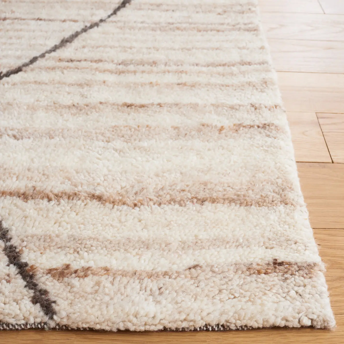 Safavieh Casablanca 4'-0" x 6'-0" Rug in Beige