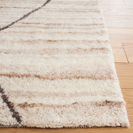Safavieh Casablanca 4'-0" x 6'-0" Rug in Beige
