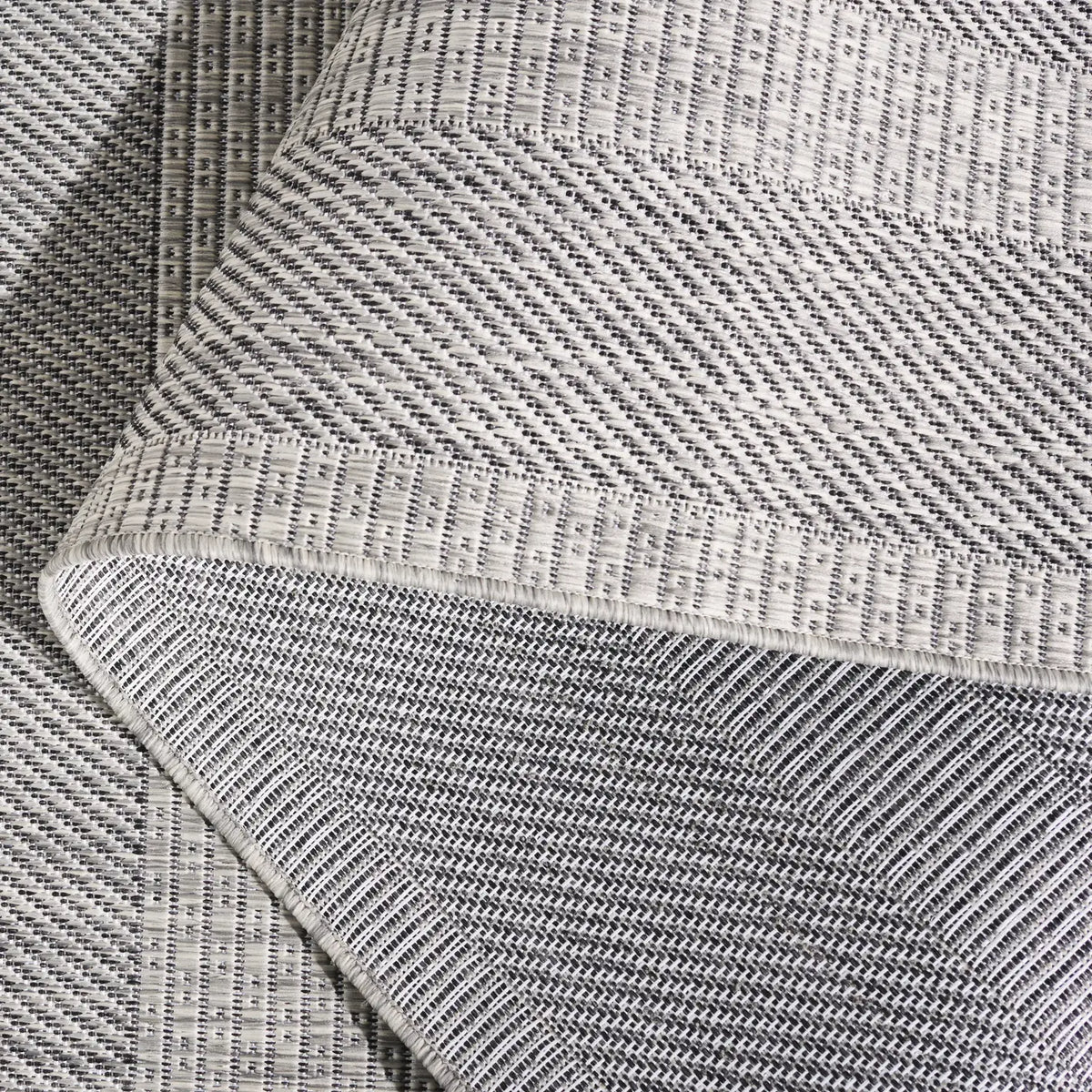 Safavieh Beach House 4'-0" x 6'-0" Rug in Grey / Charcoal