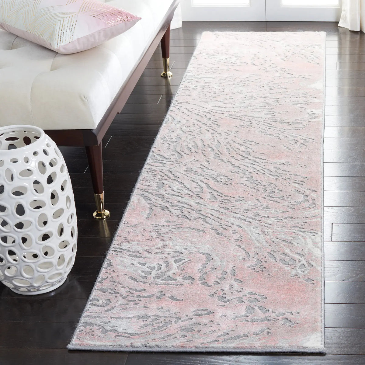 Safavieh Meadow 500 2'-0" x 8'-0" Rug in Light Grey / Pink