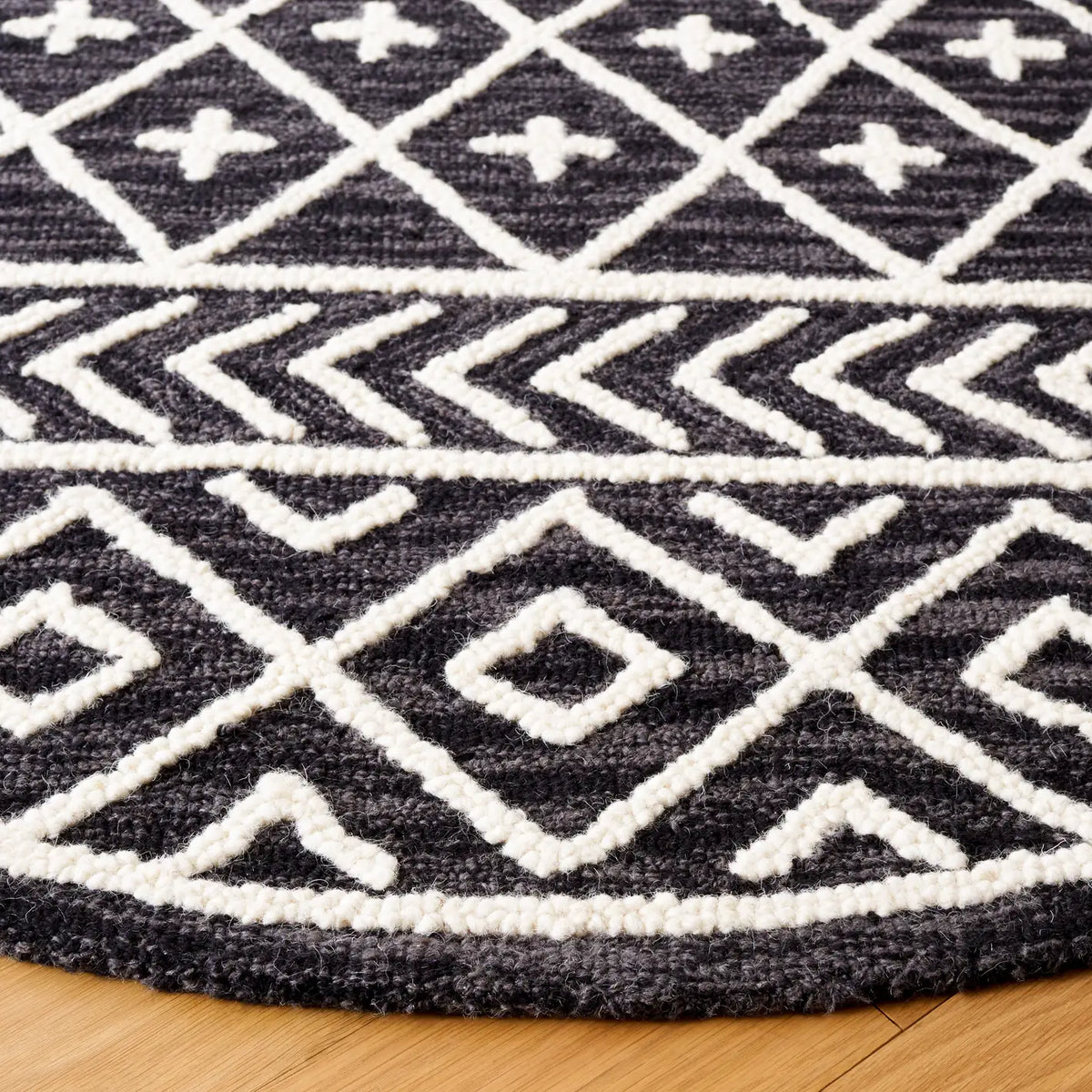 Safavieh Metro 6'-0" x 6'-0" Rug in Black / Ivory