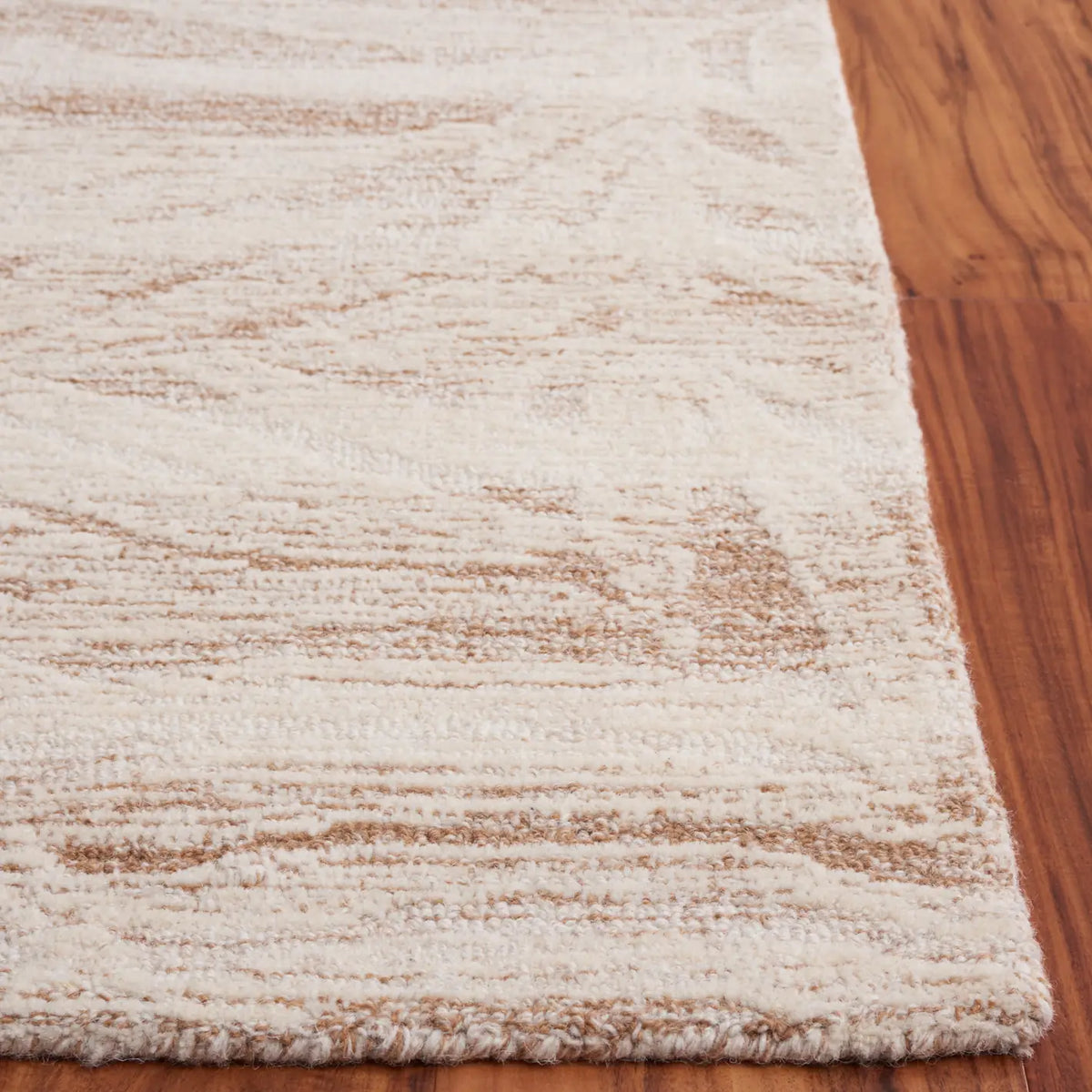 Safavieh Metro 4'-0" x 6'-0" Rug in Beige / Ivory