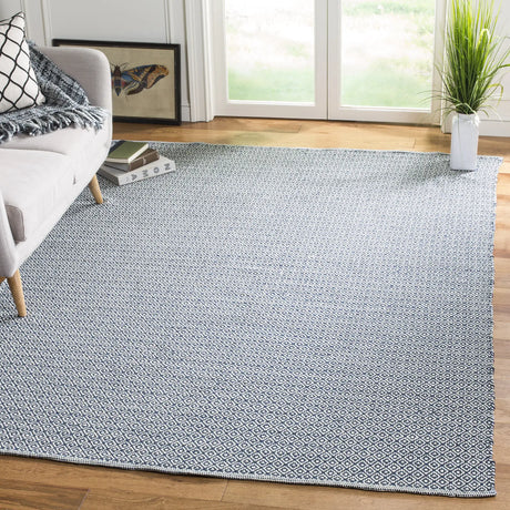 Safavieh Montauk 6'-0" x 9'-0" Rug in Ivory / Navy