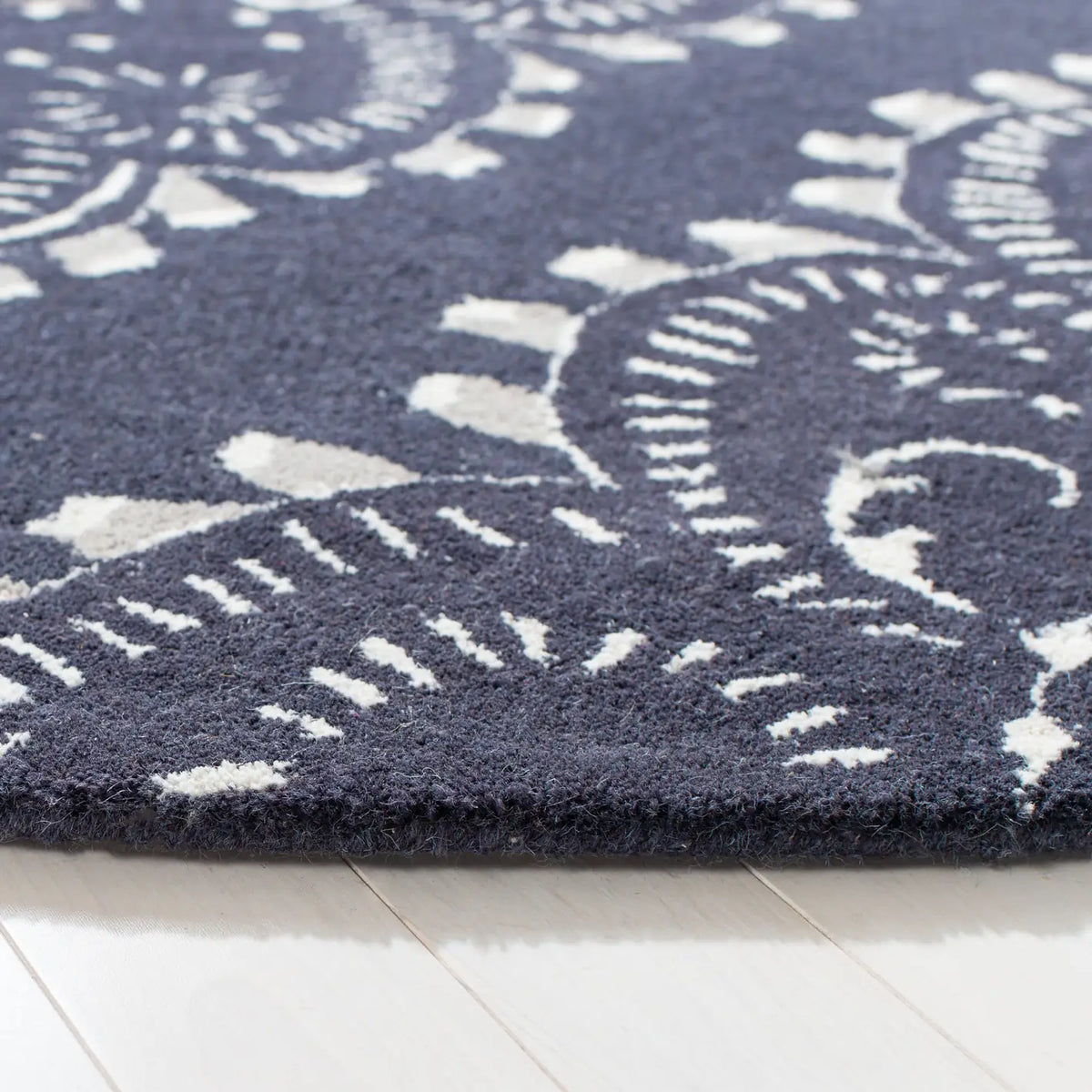 Safavieh Wyndham 7'-0" x 7'-0" Rug in Dark Grey / Ivory