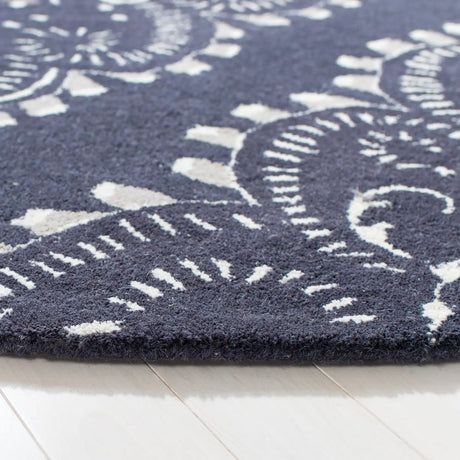 Safavieh Wyndham 7'-0" x 7'-0" Rug in Dark Grey / Ivory