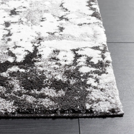 Safavieh Century 300 4'-5" x 6'-5" Rug in Grey / Ivory