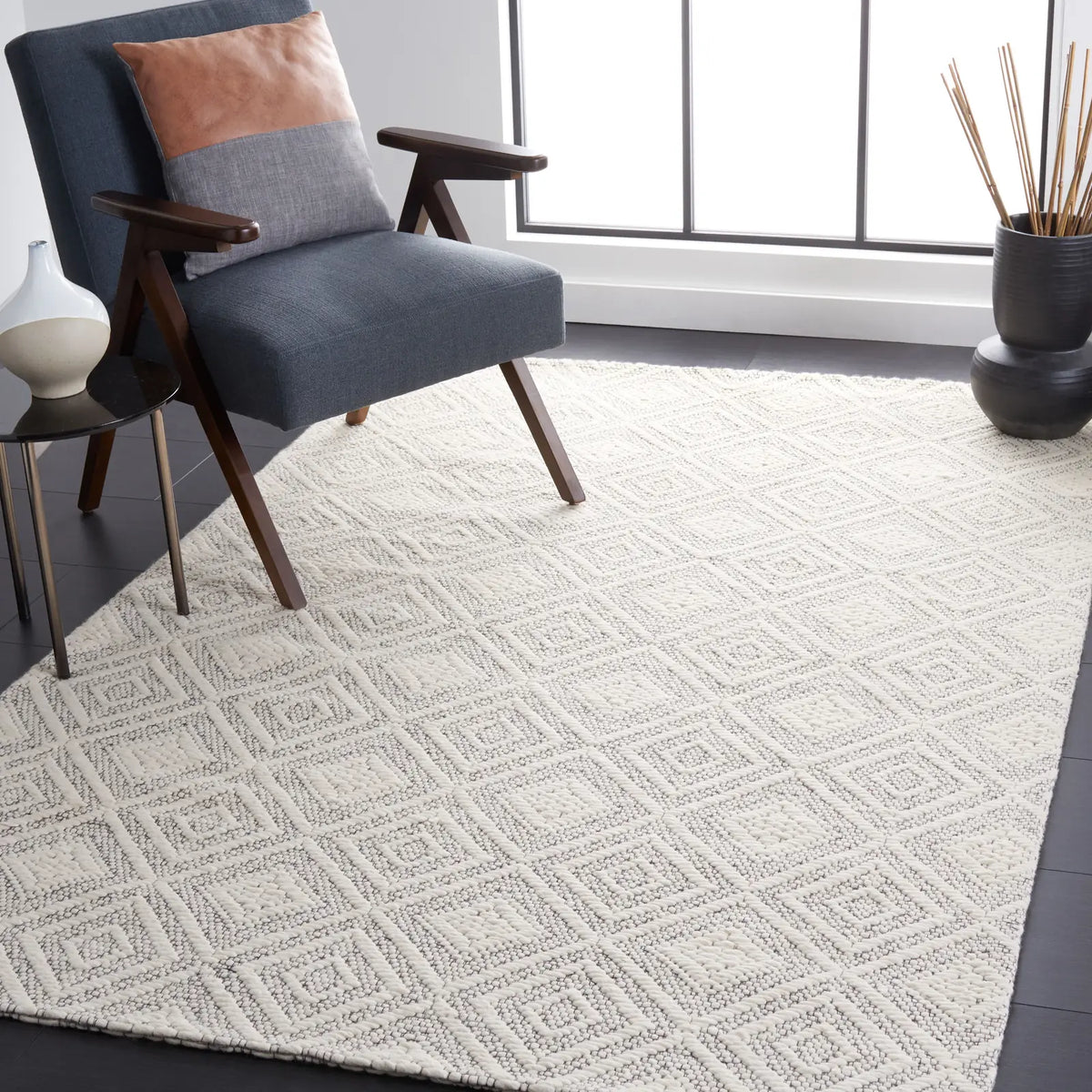 Safavieh Marbella 4'-0" x 6'-0" Rug in Ivory / Black