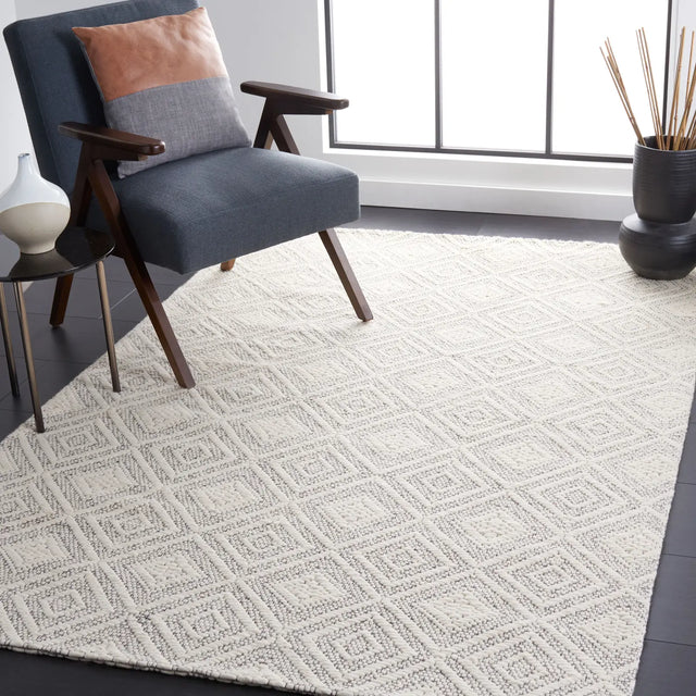 Safavieh Marbella 4'-0" x 6'-0" Rug in Ivory / Black