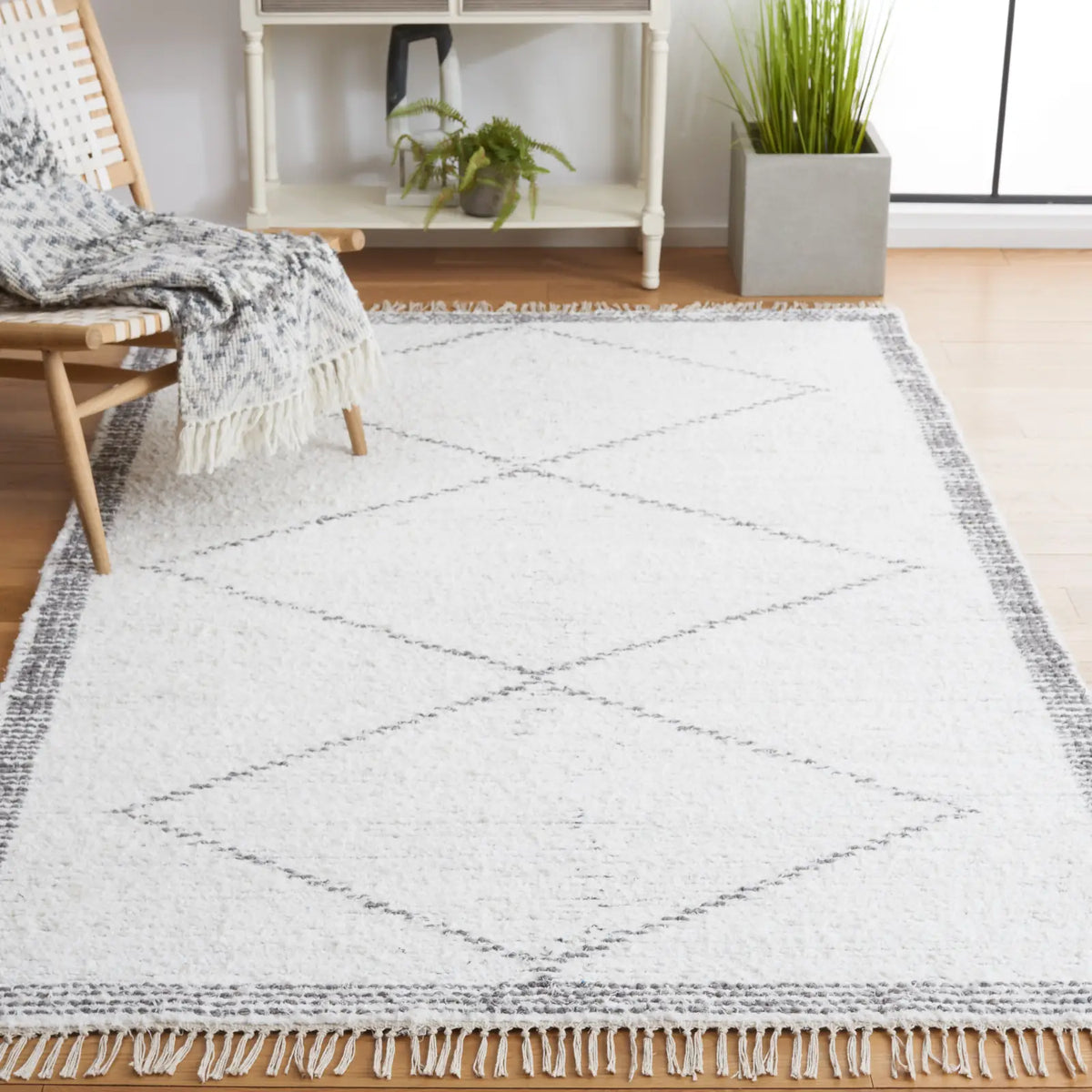 Safavieh Casablanca 4'-0" x 6'-0" Rug in Ivory / Grey