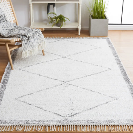 Safavieh Casablanca 4'-0" x 6'-0" Rug in Ivory / Grey