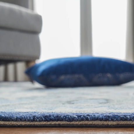 Safavieh Suzani 4'-0" x 6'-0" Rug in Blue / Ivory