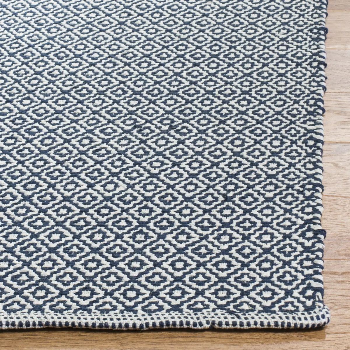 Safavieh Montauk 6'-0" x 9'-0" Rug in Ivory / Navy