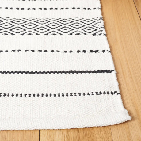 Safavieh Kilim 4'-0" x 6'-0" Rug in Ivory