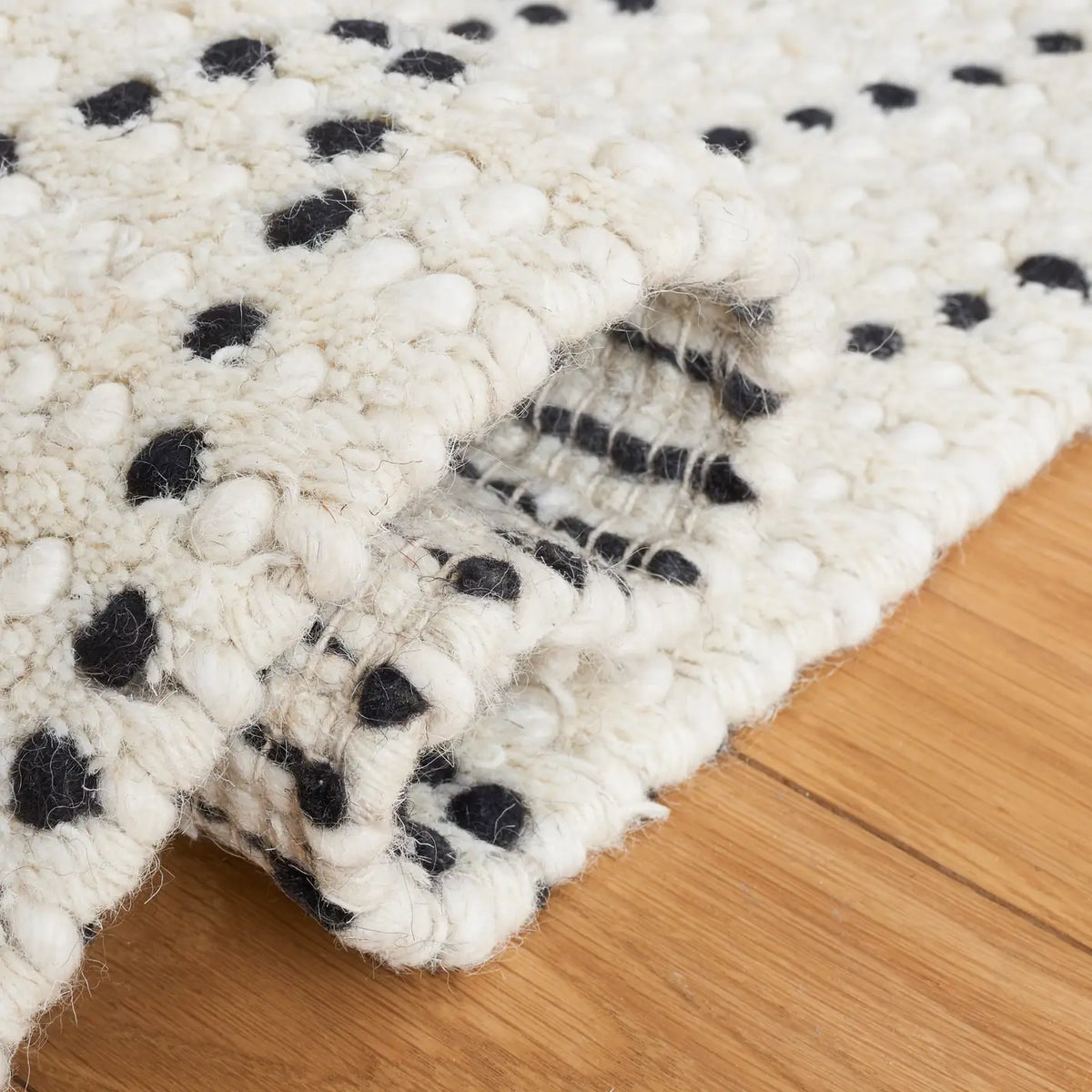 Safavieh Casablanca 4'-0" x 6'-0" Rug in Ivory / Black