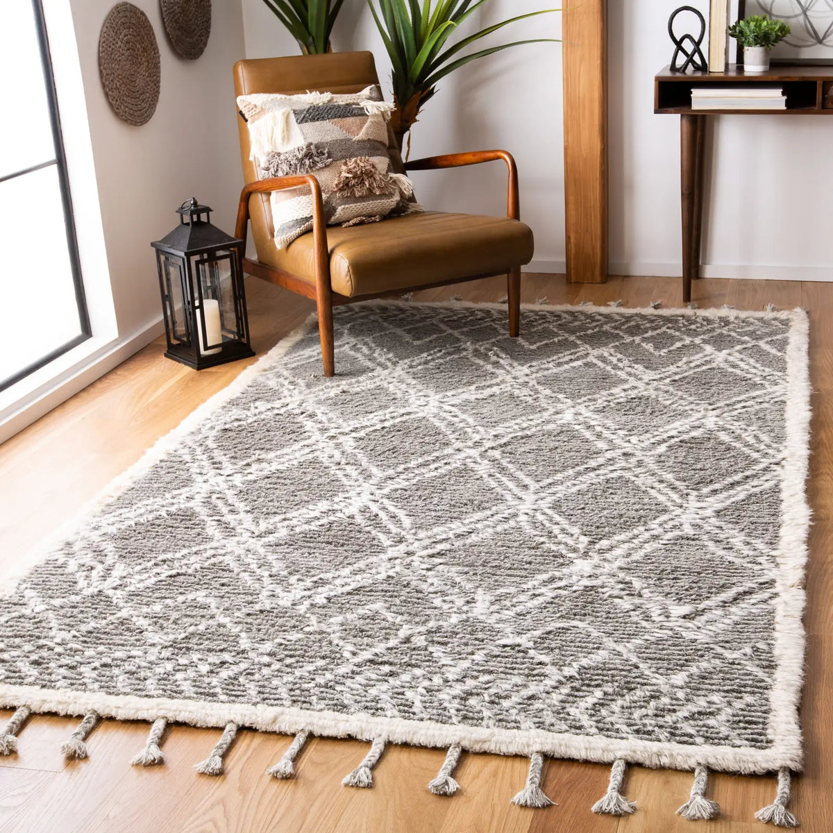 Safavieh Casablanca 4'-0" x 6'-0" Rug in Grey / Ivory