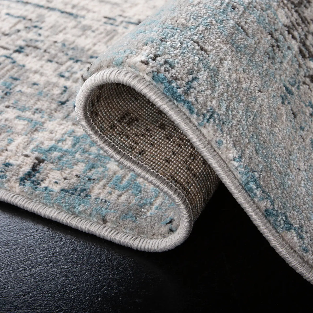 Safavieh Shivan 4'-0" x 6'-0" Rug in Grey / Blue