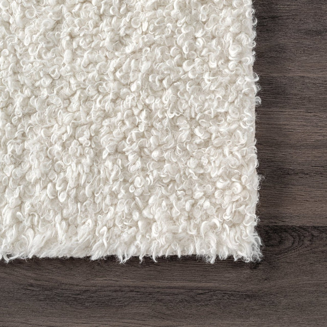 AreaRugs.com Machine Washable Wavaj Nwa1230C White Rug.