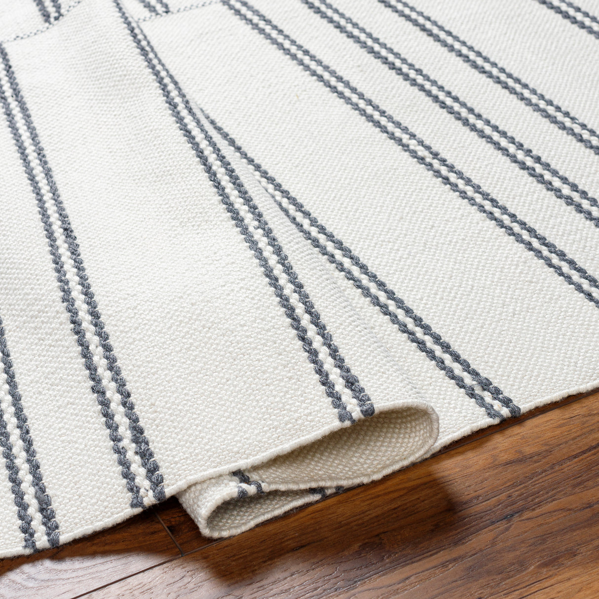 Surya Azalea Aza-2332 Charcoal, Cream Rug.