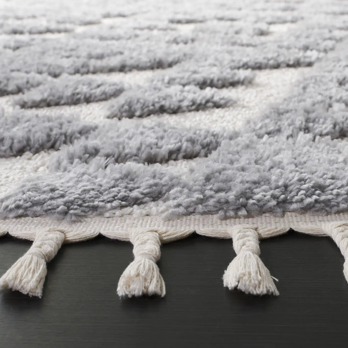 Safavieh Moroccan Tassel Shag 6'-7" x 6'-7" Rug in Grey / Ivory