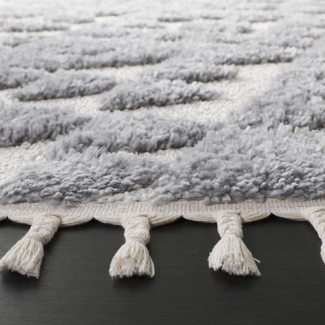 Safavieh Moroccan Tassel Shag 6'-7" x 6'-7" Rug in Grey / Ivory