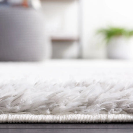 Safavieh Tahoe Shag 4'-0" x 6'-0" Rug in Ivory / Grey