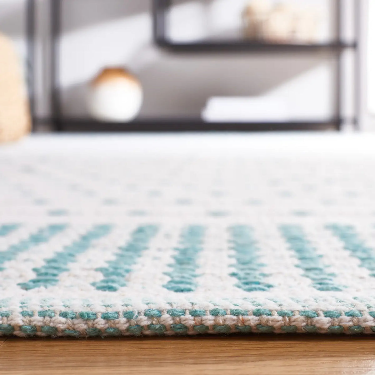 Safavieh Montauk 4'-0" x 6'-0" Rug in Aqua / Ivory