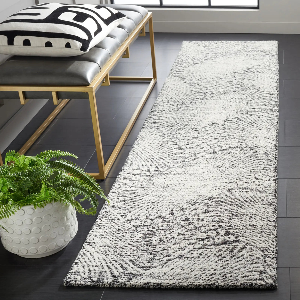 Safavieh Ebony 2'-3" x 9'-0" Rug in Black / Ivory