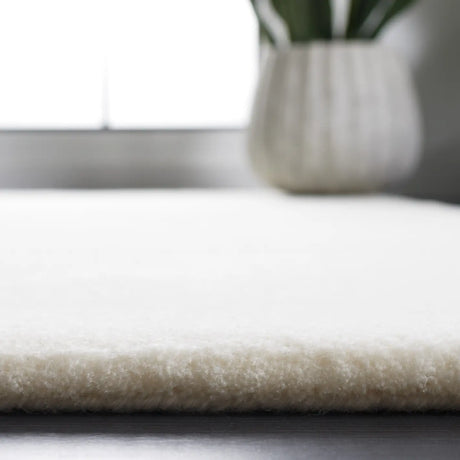 Safavieh Fifth Avenue 4'-0" x 6'-0" Rug in Ivory