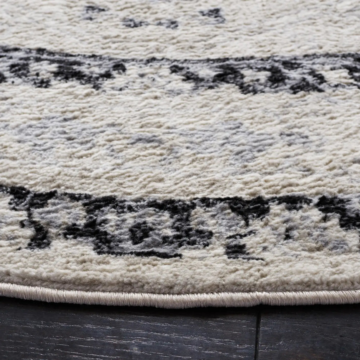Safavieh Brentwood 6'-7" x 6'-7" Rug in Ivory / Black