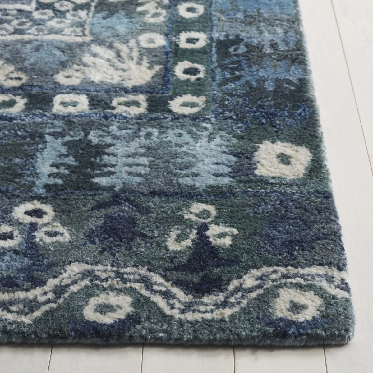 Safavieh Anatolia 4'-0" x 6'-0" Rug in Navy / Beige