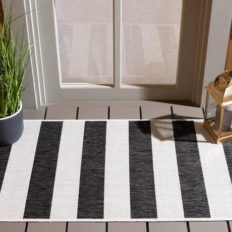 Safavieh Courtyard 2'-0" x 3'-7" Rug in Ivory / Black