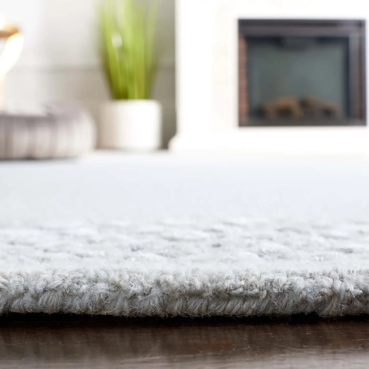 Safavieh Glamour 4'-0" x 6'-0" Rug in Light Grey
