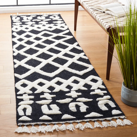 Safavieh Casablanca 2'-3" x 8'-0" Rug in Black / Ivory
