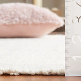 Safavieh Kilim 4'-0" x 6'-0" Rug in Light Grey / Ivory