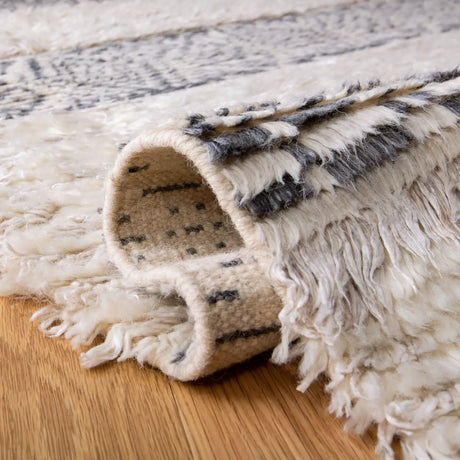 Safavieh Manhattan 4'-0" x 6'-0" Rug in Ivory / Grey