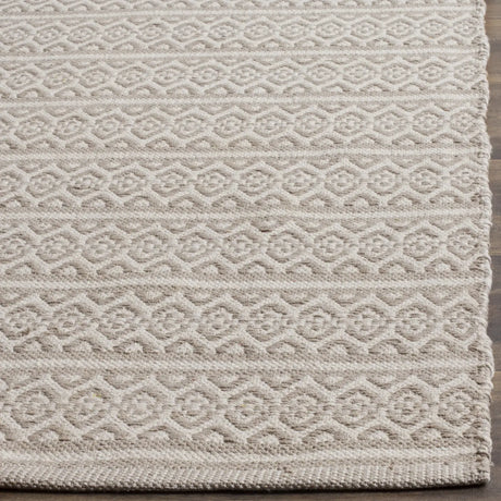 Safavieh Montauk 6'-0" x 9'-0" Rug in Ivory / Grey