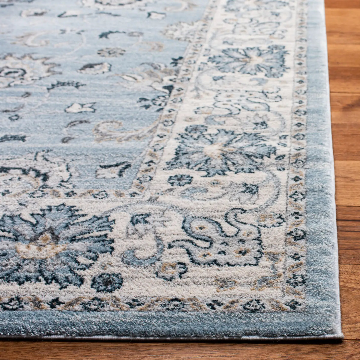Safavieh Isabella 4'-0" x 6'-0" Rug in Light Blue / Cream